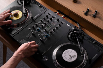 Hands-on DJ setup with Reloop RP-7 turntables and RMX-22i mixer in a home or studio environment, focused on 7-inch vinyl and analog mixing workflow