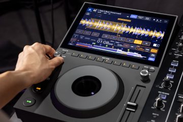 AlphaTheta CDJ-1500X overhead view of scroll wheel being adjusted to navigate the 10 inch display screen